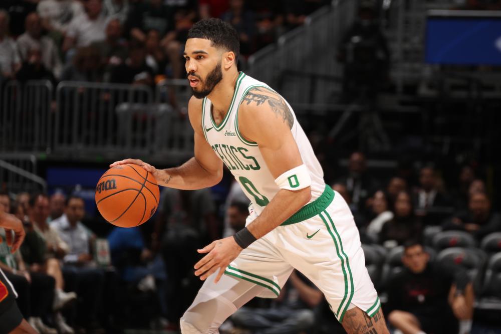 直红！马内踩踏门将腹部 裁判看回放后黄牌改为红牌